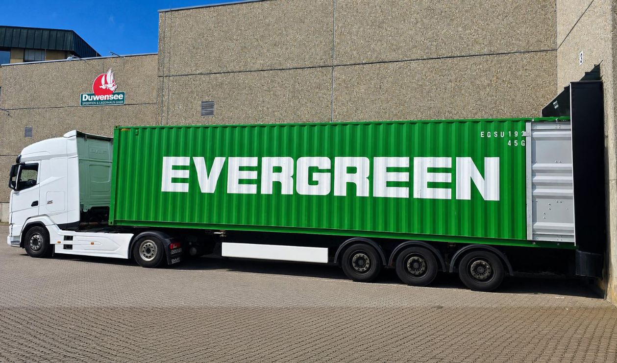 Bild zu Containerentladung und Containerumschlag bei Spedition & Lagerhaus Duwensee 